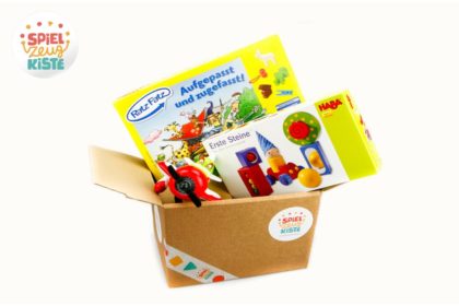 boite en carton avec divers jouets pour enfants