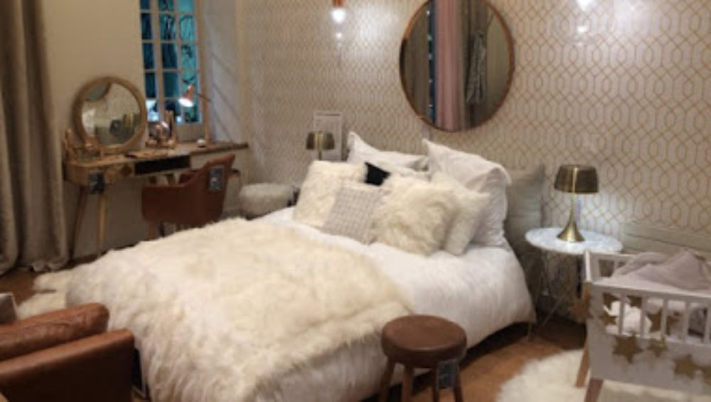 showroom Maisons du Monde espace chambre à coucher avec lit et mobilier de chambre