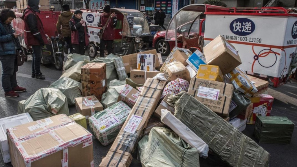 grosse pile de colis dans la rue en Chine