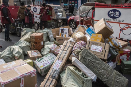 grosse pile de colis dans la rue en Chine
