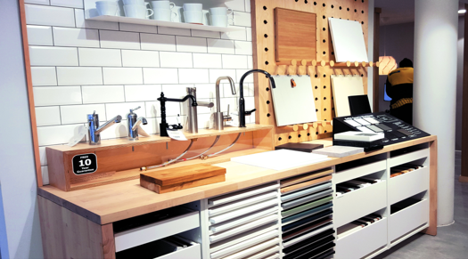 espace cuisine Ikea avec modèles d'exposition de robinets et de plans de travail