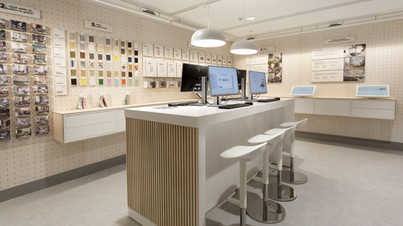 espace Ikea de conceptualisation de salon avec échantillons de sols, de murs, de différentes couleurs et matières