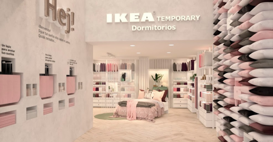 IKEA de centre ville en Espagne, espace dédié à la chambre à coucher avec coussins, couettes, rideaux 