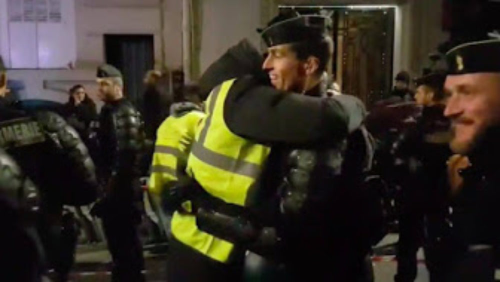 calin policier et homme portant un gilet jaune