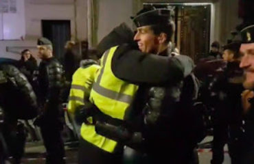 calin policier et homme portant un gilet jaune